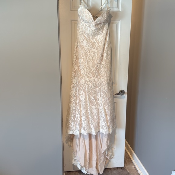 Elegant Lace Wedding Dress - Picture 6 of 16